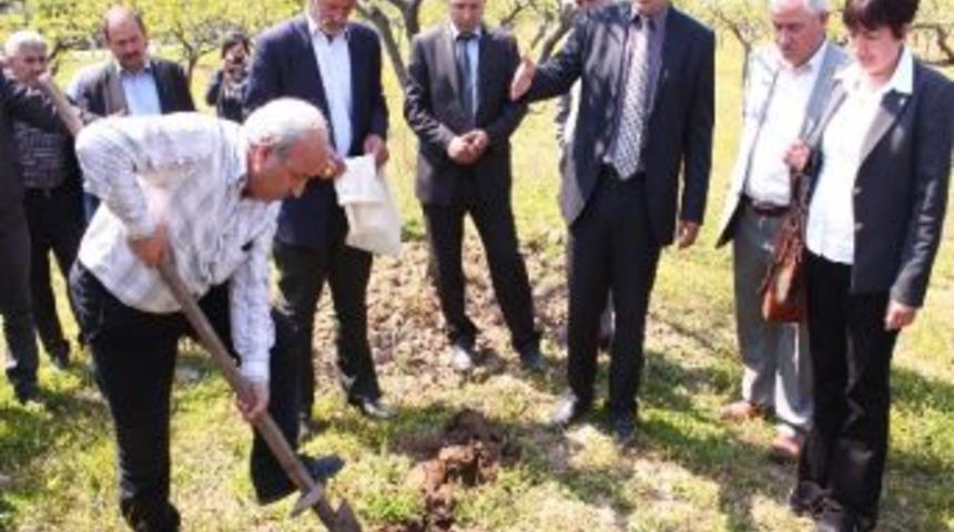 &Ccedil;it&ccedil;ilere Toprak Tahlili Ve G&uuml;breleme Anlatıldı