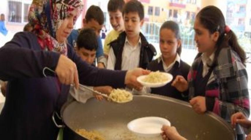 İdareci Ve &Ouml;ğretmenlerden &Ouml;ğrencilere Kutlu Doğum Pilavı