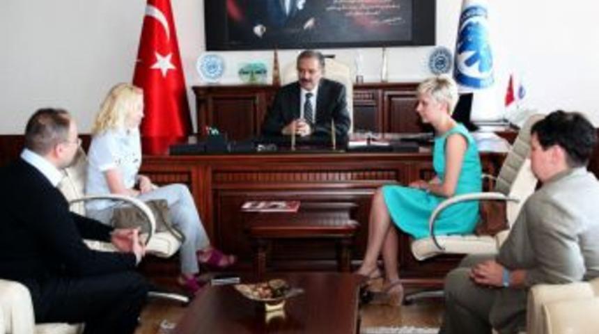 Polonyalı Akademisyenler Rekt&ouml;r G&ouml;kmen&rsquo;i Ziyaret Etti