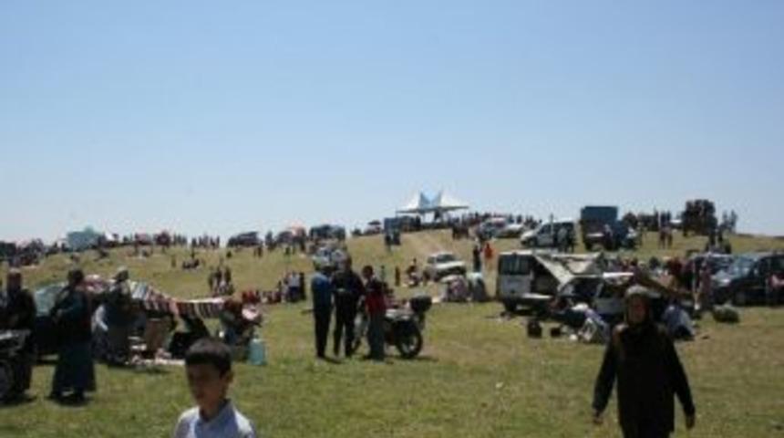 Oylum'da Şeyh Yusuf İzzettin T&uuml;rbesi Doldu Taştı