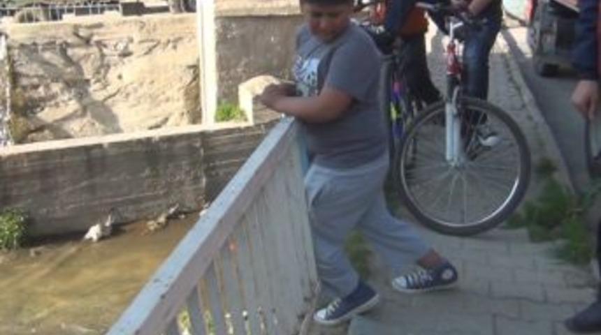 Ayağını Demir Korkuluklara Sıkıştıran &Ccedil;ocuğu Itfaiye Kurtardı