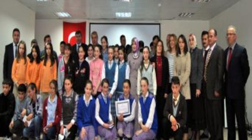 Kitap Okuma Bilgi Yarışmasında Dereceye Girenler &Ouml;d&uuml;llendirildi