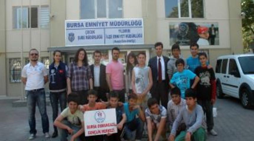 Yurtta Kalan &Ouml;ğrenciler, &Ccedil;ocuk Polisini Ziyaret Etti