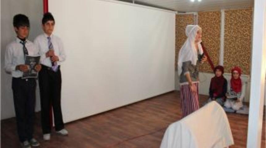 Hakkari'de Kutlu Doğum Haftası Programına Halk Yoğun Ilgi G&ouml;sterdi