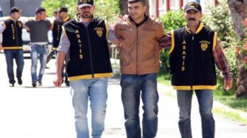 Kağıt Toplayıcısı Gibi Davranıp 300 Bin Lira Çaldılar!