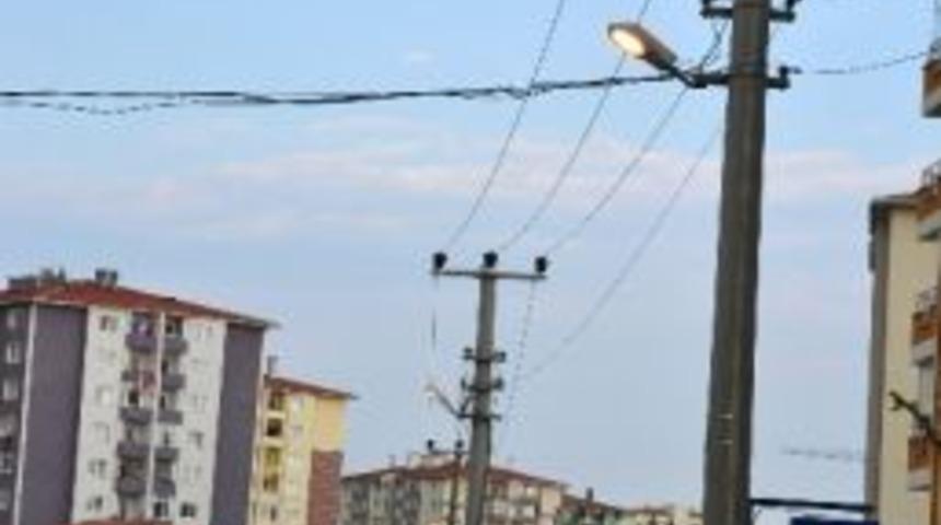 Sokak Lambaları G&uuml;nd&uuml;zleri De Yanıyor