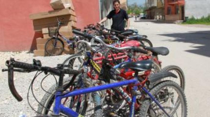 Mahallenin &lsquo;bisiklet&ccedil;i Ablası&rsquo; Sezonu A&ccedil;tı