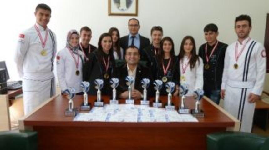 &Ouml;ğrenciler Başarılareını Rekt&ouml;r Kılı&ccedil; İle Paylaştı