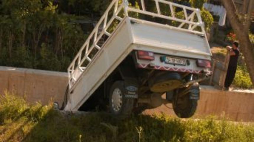 El Freni &Ccedil;ekilmeyen Kamyonet Dereye U&ccedil;tu