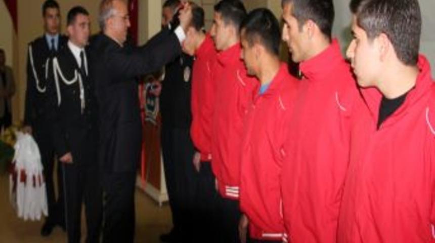 Polis Adaylarına Nasihat: İnsan Olmak Ve Insanlara Yardımcı Olmak Daha &Ouml;nemli