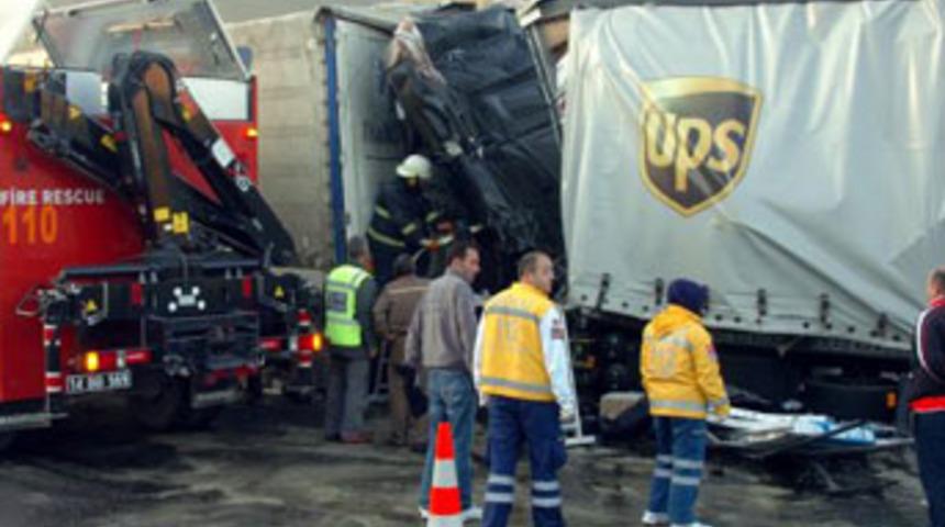 TIR'a &ccedil;arpan kamyonun s&uuml;r&uuml;c&uuml;s&uuml; &ouml;ld&uuml;