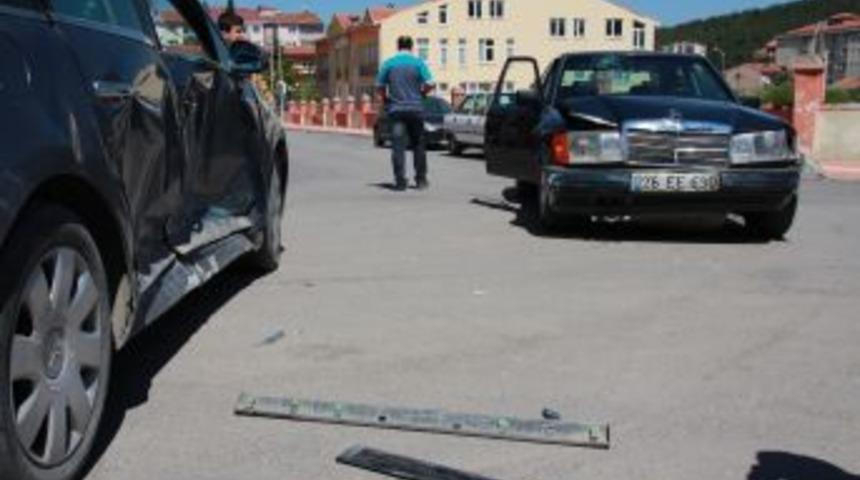 Emniyet kemeri takmayan kadın başından yaralandı