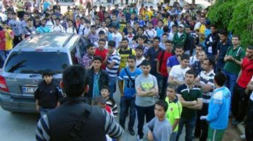 &Uuml;niversiteye Hazırlanan &Ouml;ğrencilerden Spor Salonu Protestosu