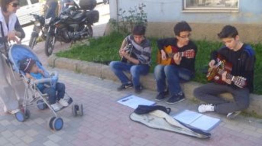 Sokak M&uuml;ziği Yaparak Har&ccedil;lıklarını &Ccedil;ıkartıyorlar