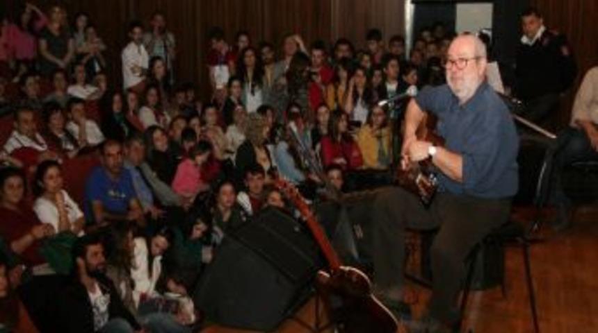 Orta&ccedil;gil Şarkılarını Hayranlarıyla Birlikte Seslendirdi