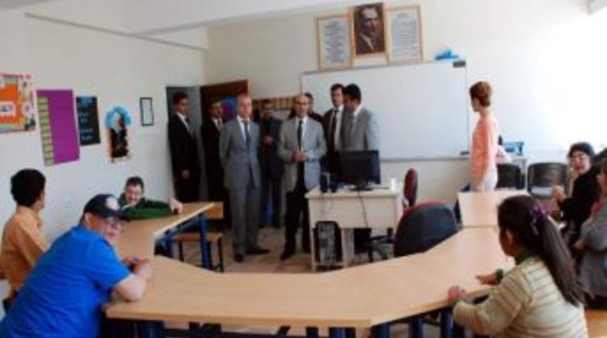Vali, Otistik &Ccedil;ocuklara Madalya Verdi