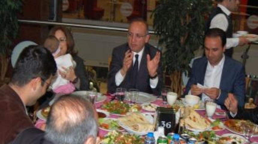 Vali Yurdakul'dan Teşekk&uuml;r Yemeği