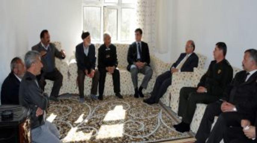 Vali Kolat, &Ccedil;adırda Zehirlenen Aileye Taziyede Bulundu