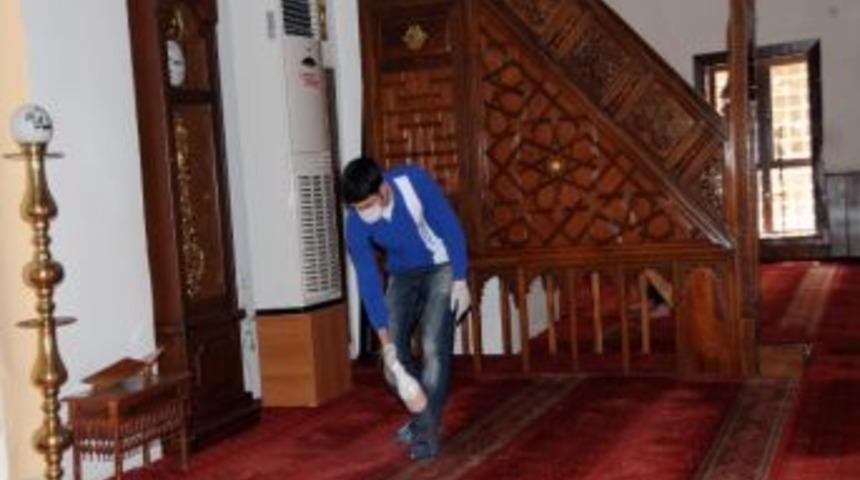Manisa Belediyesi'nden Camilerde Temizliği Koruma &Ccedil;alışması