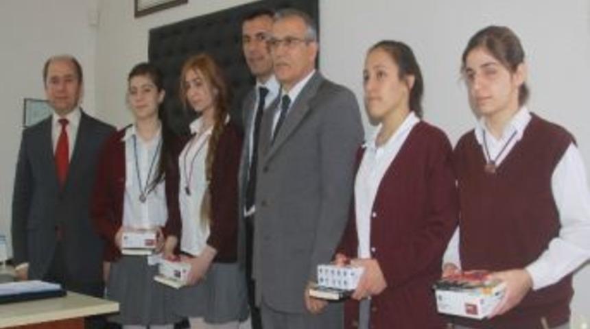 Dev &Ouml;ğrencilere Fotoğraf Makinesi