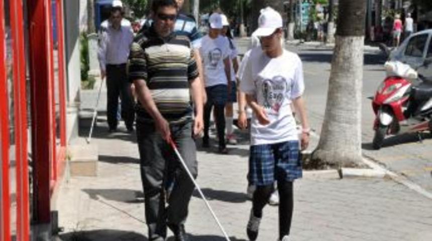 G&ouml;rme Engellilerden Takip &Ccedil;izgilerini Kapatan Esnafa Protesto