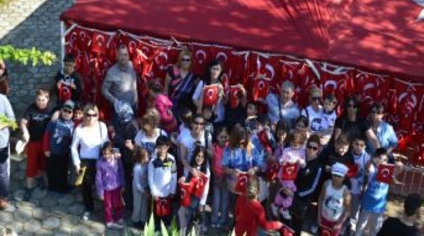 İzmirli &Ouml;ğrencilerden Bayraklı Babaya Ziyaret