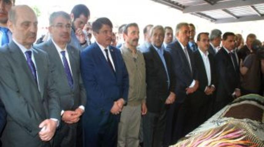 Bakan Erg&uuml;n'&uuml;n Annesi Derince'de Toprağa Verildi