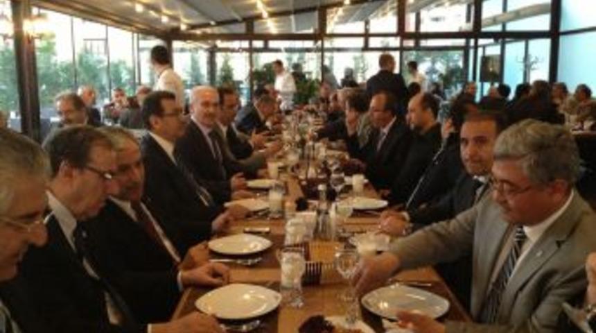 Ankara'daki Kululular Parti Kimliklerini Bırakıp Birlik G&ouml;sterisi Yaptı