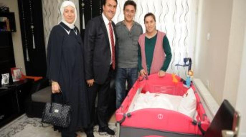 &Ccedil;at Kapı Ev Ziyareti Yapan D&uuml;ndar&rsquo;a Bebek S&uuml;rprizi