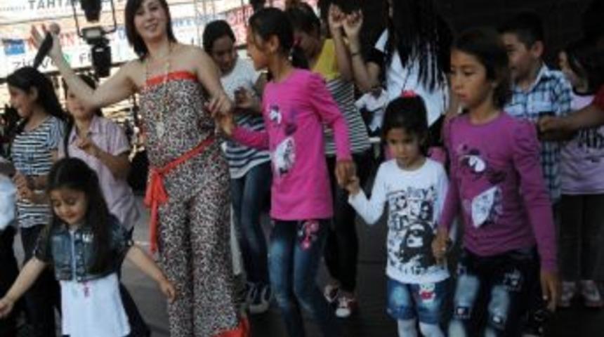 Yudum T&uuml;rk&uuml;lerle Coşturdu