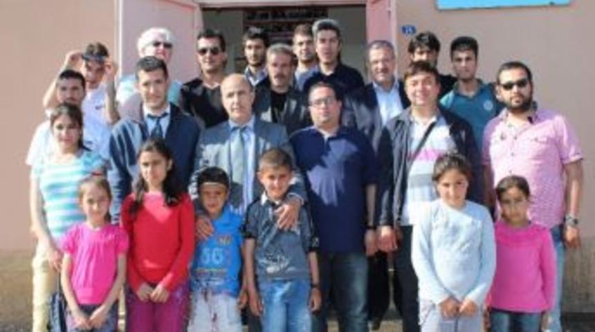 &Uuml;niversite &Ouml;ğrencileri K&ouml;yleri Yeşillendiriyor