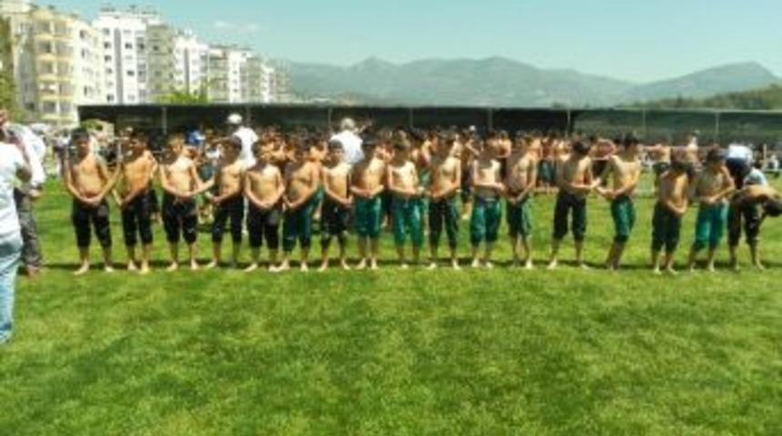 Kumluca&rsquo;da Yağlı Pehlivan G&uuml;reşlerinin Startı Verildi