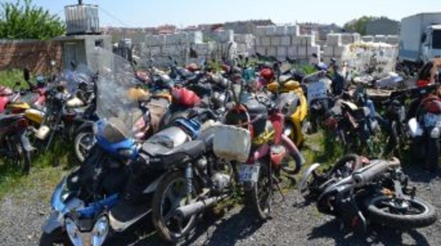 Bağlanan Motosikletler Sahiplerini Bekliyor