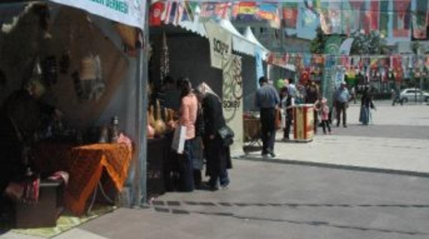 D&uuml;nyanın Renkleri Kent Meydanında Buluştu