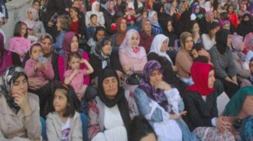 Peygamber Sevgisi Stada Sığmadı