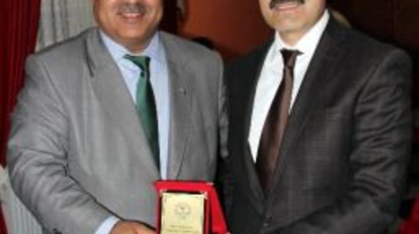 Başkan A.m&uuml;mtaz &Ccedil;oban&rsquo;a Spora Destek Plaketi Verildi