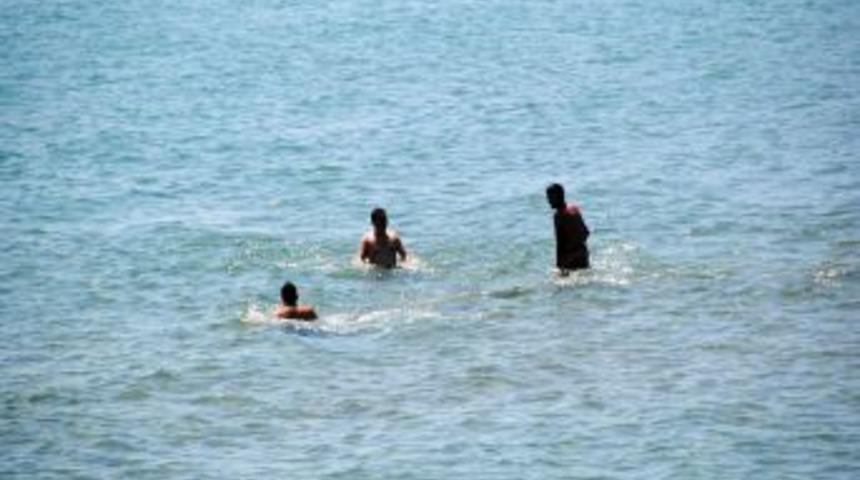 Antalya'da Turistler Denize Girerek Serinledi