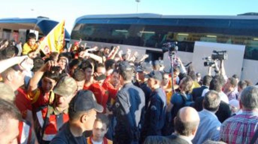 Galatasaray&rsquo;a Gaziantep&rsquo;te Meşale K&ouml;pr&uuml;l&uuml; Karşılama