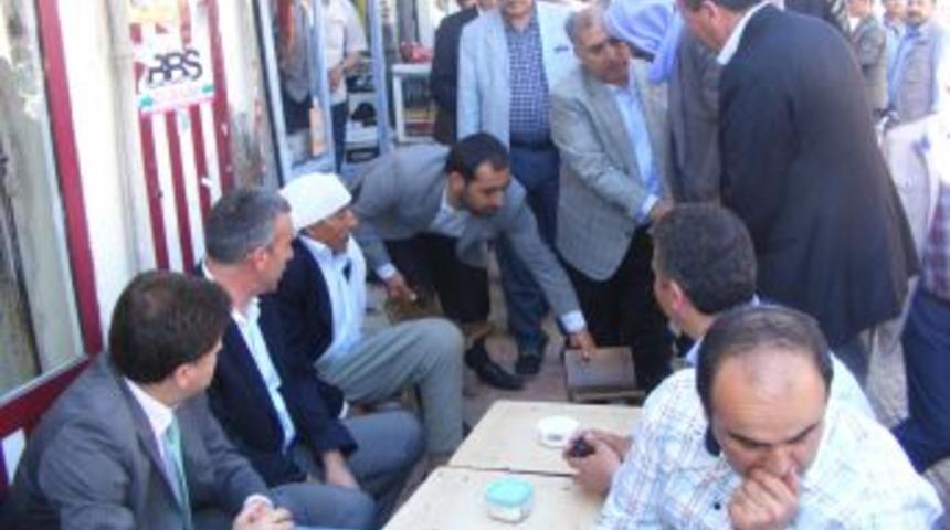 Vekiller, Viranşehir&rsquo;de Esnafla Sokakta &Ccedil;ay I&ccedil;ti