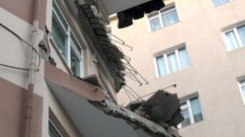 Şirinevler'de Apartmanın Iki Balkonu &Ccedil;&ouml;kt&uuml;, Bir Kişi Son Anda Kurtuldu