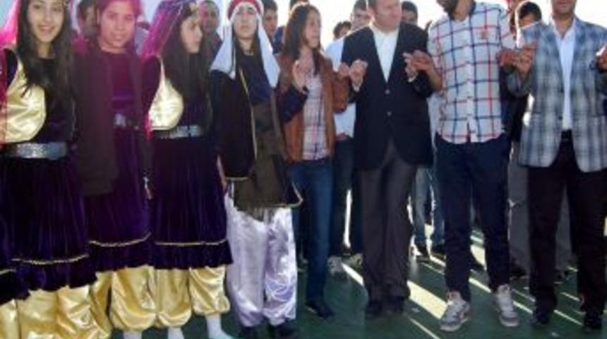 Tatvan Halk Oyunları Yarışmasına Yoğun Katılım