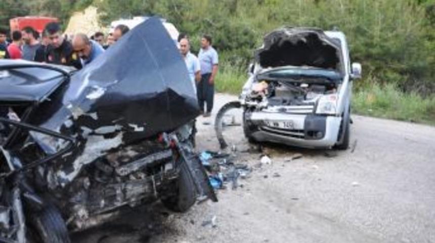 Adana'da d&uuml;ğ&uuml;n d&ouml;n&uuml;ş&uuml; kaza: 1 &ouml;l&uuml;, 6 yaralı