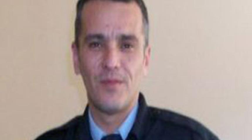Polisi sırtından bı&ccedil;aklandı