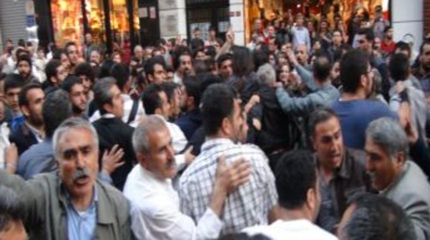 İstiklal Caddesi'de Karşıt G&ouml;r&uuml;şl&uuml;ler Arasındaki Kavgayı Polis &Ouml;nledi
