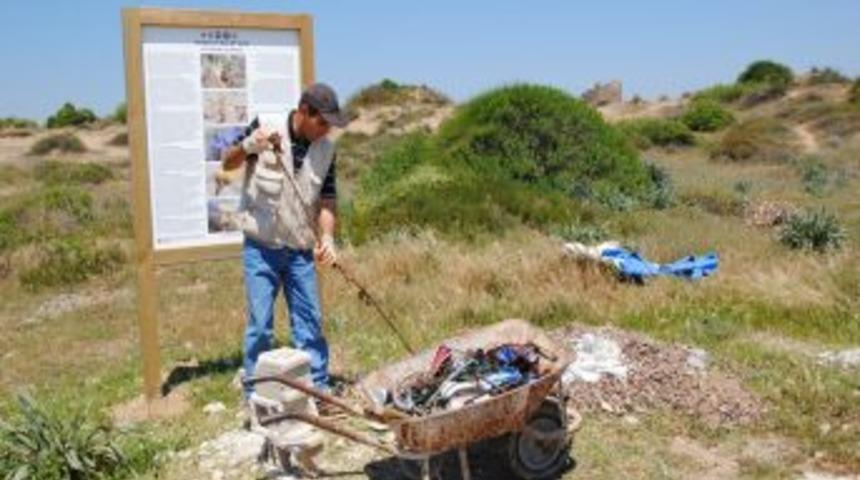 Hafta I&ccedil;inde Okulunu, Hafta Sonunda Endemik Bitki Alanını Temizliyor