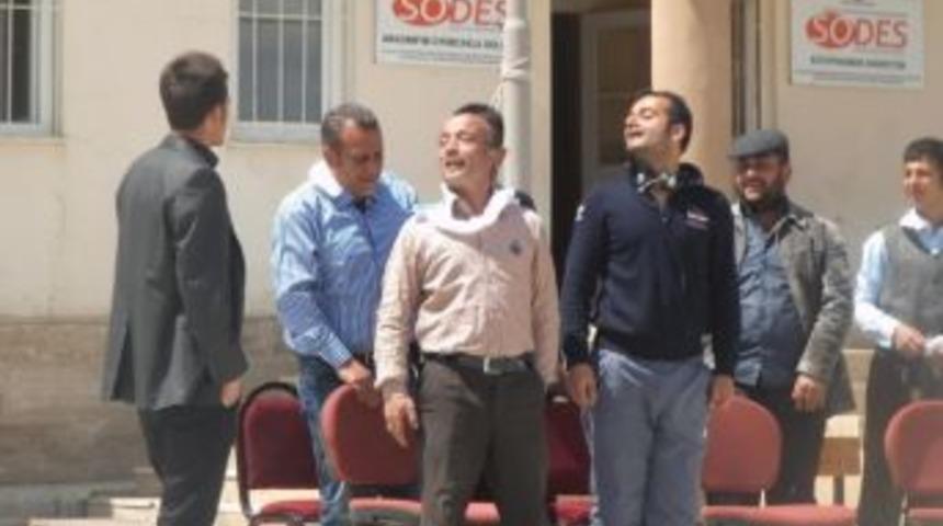 G&ouml;n&uuml;l El&ccedil;ileri Tiyatro Topluluğu K&ouml;yleri Geziyor