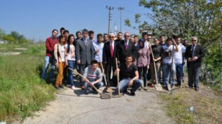 &Ouml;ğrenciler g&ouml;n&uuml;ll&uuml; fidan dikti