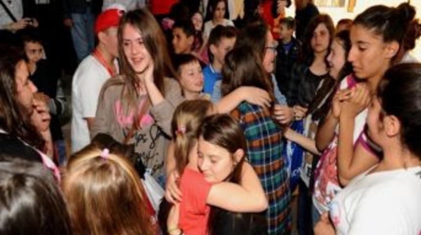 Uluslararası Karşıyaka &Ccedil;ocuk Şenliği&rsquo;ne Katılan &Ccedil;ocuklar G&ouml;zyaşları İle Uğurlandı