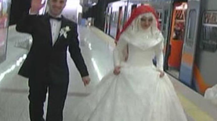 Gelin ve damat d&uuml;ğ&uuml;ne tramvayla yetişti