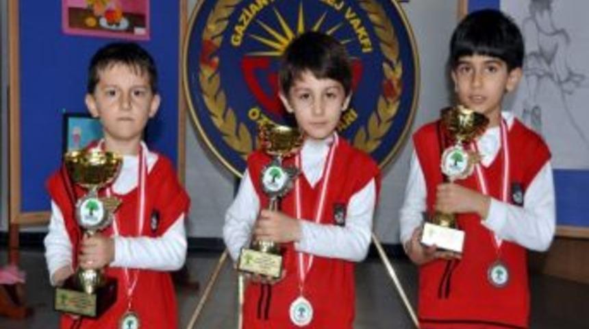 Satran&ccedil; Şampiyonu Gkv&rsquo;liler Kupaları Okullarına G&ouml;t&uuml;rd&uuml;